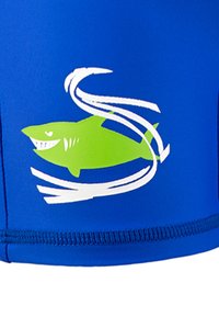Shorts de bain bleus avec un graphisme de requin vert avec des accents blancs, texture lisse et taille élastique pour un maintien sécurisé.