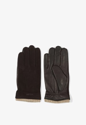 Guantes de cuero marrón oscuro con una textura suave, que cuentan con cinco dedos, un puño de punto en la muñeca y costuras visibles en la parte posterior.