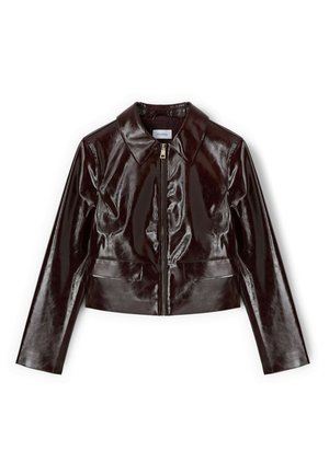 Ciemnobrązowa błyszcząca kurtka z ekoskóry z przednim zamkiem błyskawicznym, szerokim kołnierzem, długimi rękawami i dwoma przednimi kieszeniami.