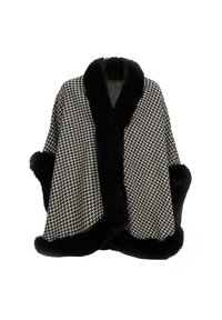 Czarny i biały ponczo w wzór houndstooth z grubym, czarnym sztucznym futrzanym kołnierzem i brzegami, charakteryzujące się luźnym, zwisającym krojem.