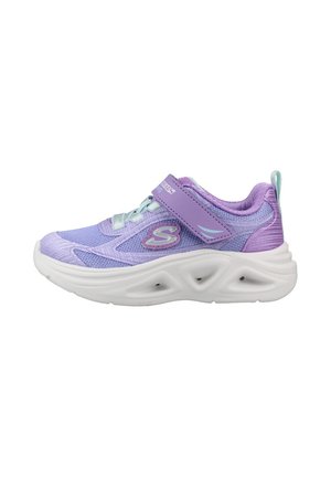 Zapatillas infantiles en púrpura y lavanda con suela blanca gruesa, cierre de velcro, cordones color azul verdoso claro y logo de la marca en el lateral.