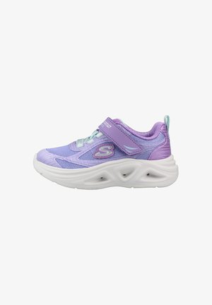Zapatillas infantiles en púrpura y lavanda con suela blanca gruesa, cierre de velcro, cordones color azul verdoso claro y logo de la marca en el lateral.