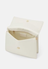 Borsa in pelle color crema con finitura liscia, dettagli in oro, design a pieghevole e una tasca interna singola con cerniera.