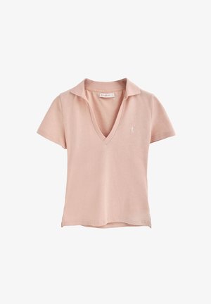 T-shirt polo rose pâle avec un col en V, des manches courtes et un logo brodé sur la poitrine gauche. Fabriqué à partir de matériel en coton doux.