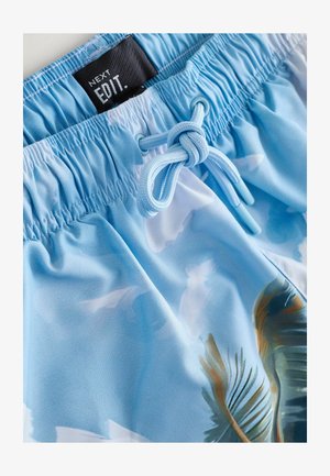Šviesiai mėlynos maudymosi šortai su tropinių lapų raštu, elastingu juosmeniu su raišteliu ir sklandžia, lengva medžiaga.