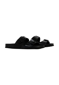 Zwarte slipper sandalen gemaakt van glanzend synthetisch materiaal, met dubbele verstelbare banden met gespen en een geëxtrudeerde zool voor grip.