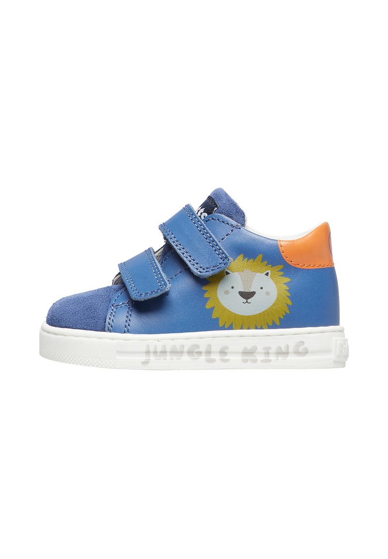 Sneaker per bambini in pelle e camoscio blu con due strap in Velcro e design grafico di un leone. Suola bianca con l'etichetta "JUNGLE KING". Accento arancione sul tallone.
