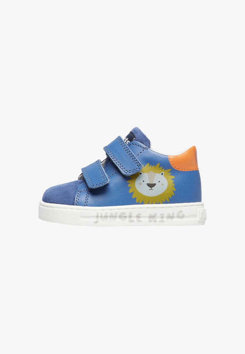 Sneaker per bambini in pelle e camoscio blu con due strap in Velcro e design grafico di un leone. Suola bianca con l'etichetta "JUNGLE KING". Accento arancione sul tallone.