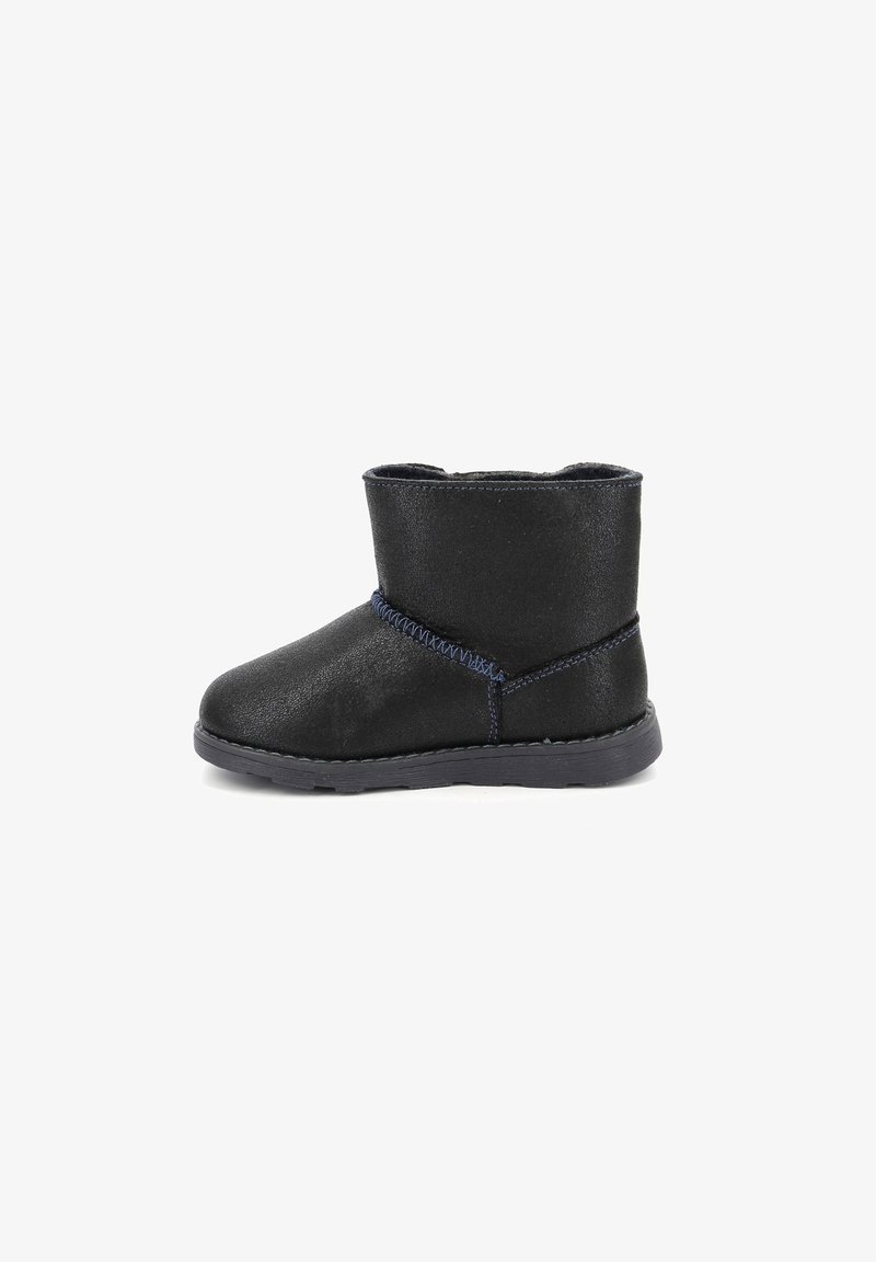 Botte mi-mollet en daim noir avec couture bleu marine visible et semelle plate en caoutchouc, présentée de profil sur fond blanc.