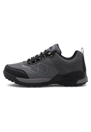Scarpa da trekking impermeabile grigia e nera con suola strutturata, colletto imbottito e chiusura con lacci, con etichetta laterale "WATERPROOF" e "OUTDOOR".