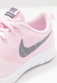 Nike Performance Zapatillas de entrenamiento - pink