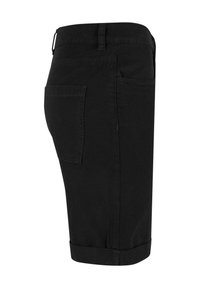 Shorts noirs longueur genou avec une poche arrière, des passants de ceinture et un ourlet retroussé, vus de profil sur fond blanc.