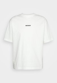 T-shirt en coton blanc avec un col rond et des manches courtes, arborant un logo horizontal "WRSTBHVR" en noir au dos.