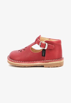 Scarpa rossa in pelle con design a T, motivo a fiori intagliati sulla punta, fibbia argentata e suola in gomma beige.