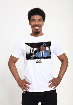 Weißes T-Shirt mit einem grafischen Druck einer Szene aus "Total Recall" und dem Text "TOTAL RECALL" in Schwarz unter dem Bild.