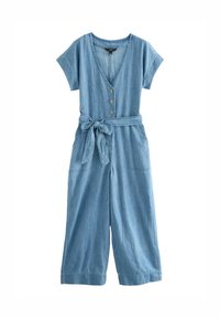 Combinaison en denim bleu clair, avec manches courtes, col en V, boutons sur le devant, ceinture nouée à la taille et deux poches latérales.