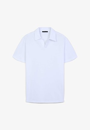 Polo shirt bianco a maniche corte con colletto a V, realizzato in tessuto morbido. Presenta una vestibilità comoda e un design minimalista senza fantasie.
