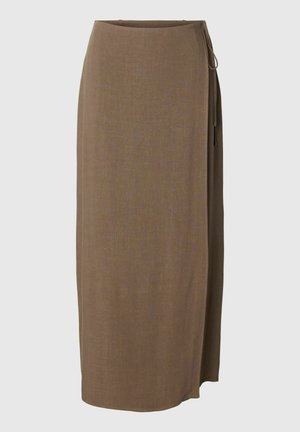 Jupe midi portefeuille marron avec fermeture à nouer sur le côté, en tissu texturé, présentée sur un fond uni gris clair.