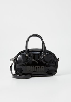 Schwarze Lacklederhandtasche mit doppelten Griffen oben, abnehmbarem Schulterriemen, runder Form und hervorgehobenem geprägten "PUMA"-Logo.