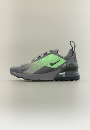 Grå og neongrønn Nike Air Max 270-sneaker med mesh-overdel og synlig luftpute i sålen, sideutsikt mot ensfarget bakgrunn.