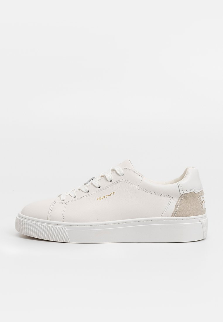 Weiße Leder-Sneaker mit einem strukturierten beige Wildleder-Heel-Akzent, flachen Schnürsenkeln und einer Gummisohle. Verfügt über ein kleines goldenes Logo an der Seite.