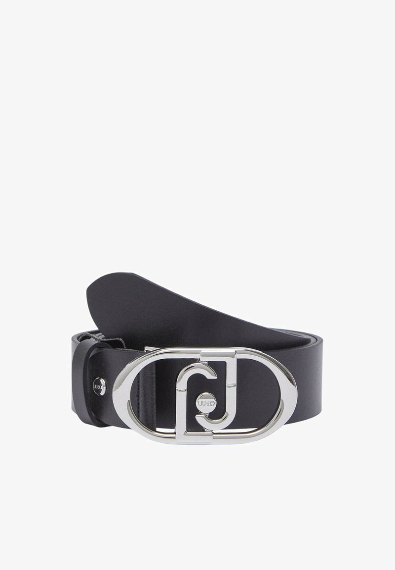 Ceinture en cuir noir dotée d'une boucle ovale argentée avec un logo stylisé. La boucle a une finition lisse, et la ceinture est plate avec une texture mate.