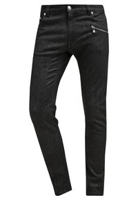Jean noir coupe ajustée avec cinq poches, dont une poche avant droite zippée, avec des détails en boutons et rivets argentés.