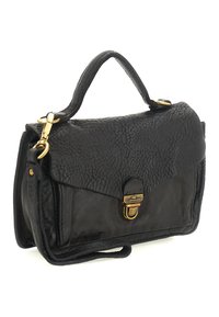 Borsa a mano in pelle nera con superficie testurizzata, manico superiore e chiusura in metallo dorato. Presenta un design strutturato e una tracolla removibile.