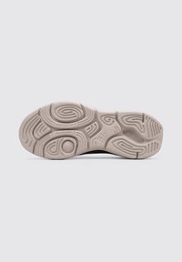 Suela de zapato en beige claro con patrones texturizados, que cuenta con surcos y diseños circulares para mayor tracción. Material de goma duradera.