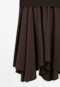 Bruine geplooide rok met een getailleerde taille; zacht, gestructureerd materiaal; vloeiend ontwerp met asymmetrische zoom.