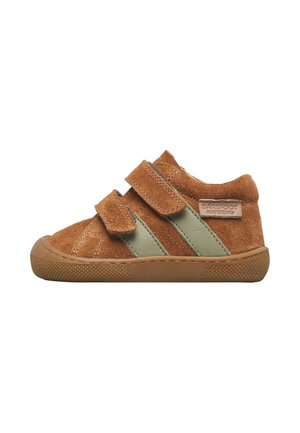 Chaussure en daim marron pour tout-petit avec deux bandes vertes, deux bandes Velcro et une semelle en caoutchouc sur fond blanc.