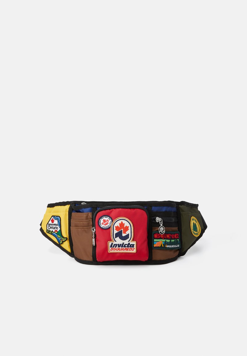 Marsupio multicolore realizzato in tessuto con vari patch. Presenta sezioni rosse, marroni, gialle e verdi e diverse tasche con zip.