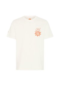 Witte katoenen T-shirt met een lichtoranje afbeelding met de tekst "FRESH BLEND" in een stervormig ontwerp op de linkerborst. Korte mouwen.