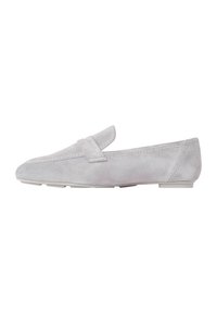 Graue Wildleder-L loafers mit flacher Sohle, die über einen dekorativen Riemen und gestickte Akzente entlang der Kanten verfügen, durchgehend mit glatter Textur.