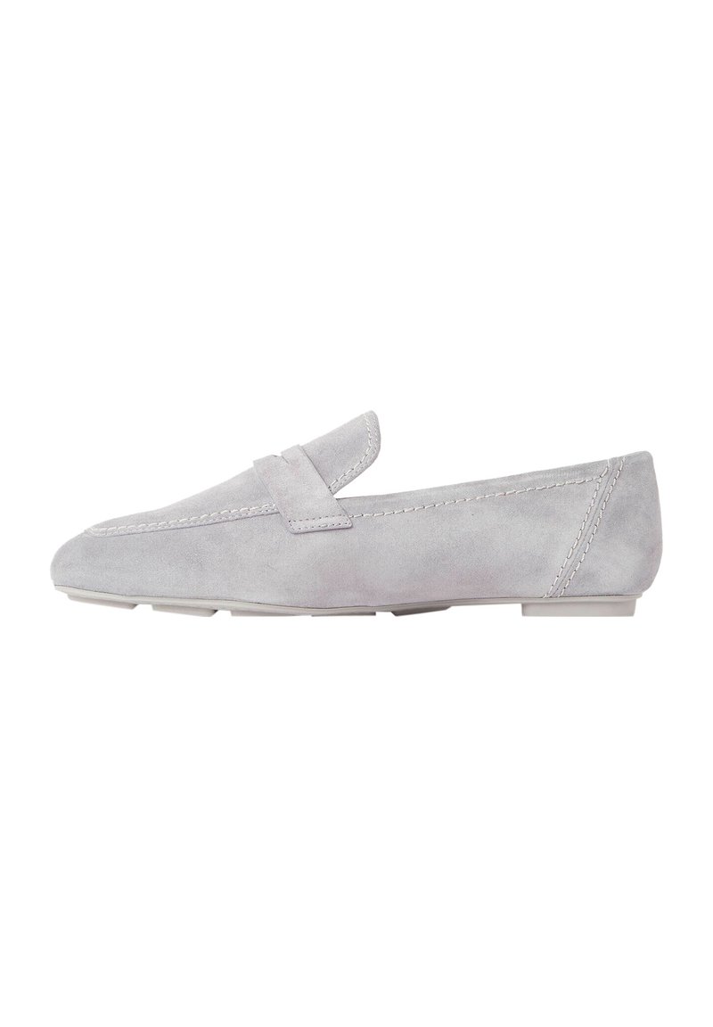 Graue Wildleder-L loafers mit flacher Sohle, die über einen dekorativen Riemen und gestickte Akzente entlang der Kanten verfügen, durchgehend mit glatter Textur.