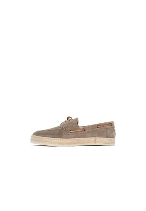 Scarpa da barca casual in camoscio marrone con suola beige intrecciata e dettagli in pizzo sui lati, mostrata di profilo su sfondo bianco.