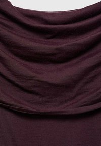 Tissu bourgogne foncé avec un décolleté drapé. La texture est lisse avec de fines nervures, créant des ombres et des plis subtils.