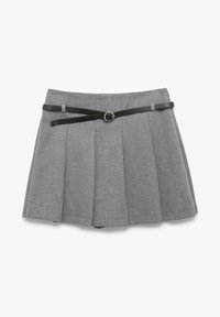 Jupe mini plissée grise en tissu texturé, dotée d'une ceinture noire avec une boucle ronde et des passants réglables à la taille.