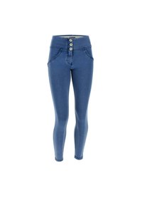 Jeans en denim slim fit de couleur bleu foncé. Taille haute avec quatre boutons. Dispose de deux poches latérales et de détails de couture à l'avant. Texture lisse.