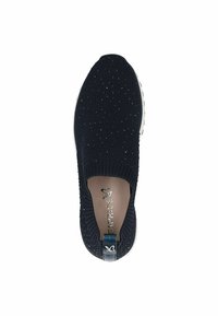 Tengerészi slip-on cipő texturált kötött felsőrésszel, fémes csillogással és fehér talppal. Hátsó húzófüllel rendelkezik, amelyen logó mintázat található.