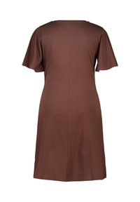 Robe marron à manches courtes en tissu doux ; présente un col rond, une coupe décontractée et un ourlet droit avec un minimum de détails.