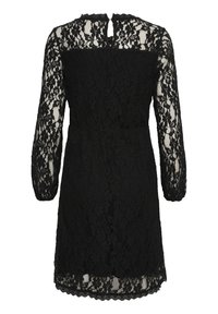 Schwarzes Spitzenkleid mit langen durchsichtigen Ärmeln, hohem Kragen und einem ausgeschnittenen Rücken mit einer Knopfverschluss. Wellenförmiger Saum am unteren Ende.