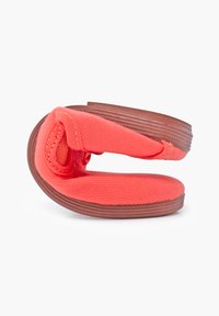 Koraalgekleurde teen-slippers met zachte stoffen banden, een gestructureerde voetbed en een bruine, gegroefde rubberen zool voor grip.