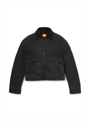 Giacca in denim nero con zip frontale, colletto, maniche lunghe e due tasche anteriori. Presenta un design cropped e una texture di tessuto resistente.