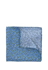 Kwiatowy szalik na niebieskim tle, zdobiony białymi i niebieskimi kwiatami oraz zielonymi liśćmi. Materiały wydają się lekkie i lekko teksturowane.