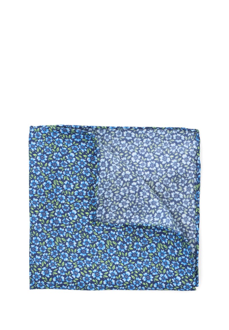Kwiatowy szalik na niebieskim tle, zdobiony białymi i niebieskimi kwiatami oraz zielonymi liśćmi. Materiały wydają się lekkie i lekko teksturowane.