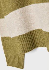 Knit pulover z oljčno zelenimi in svetlo roza vodoravnimi črtami, rebrastim robom, mehkobo in udobno zasnovo.