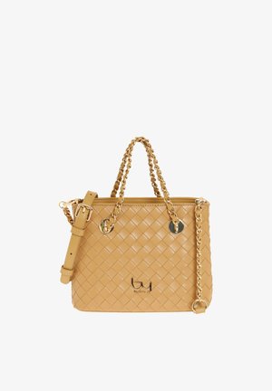 Borsa trapuntata color cognac con manici a catena dorata, tracolla regolabile e logo metallico sulla parte anteriore, su sfondo bianco.