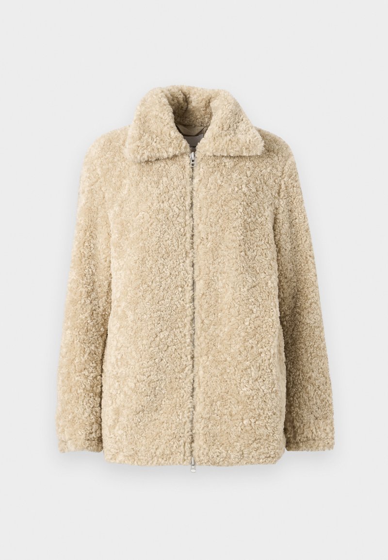 Beige nepbont jasje met een kraag, ritssluiting aan de voorkant en twee zijzakken. Zachte textuur en ontspannen pasvorm ontwerp.