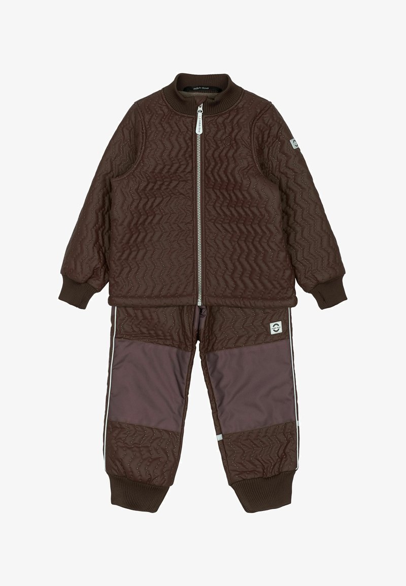 Smeđa podstavljena jakna s rebrastim ovratnikom i manžetama, uparena s odgovarajućim hlačama koje imaju blokirane boje i bočne pruge.